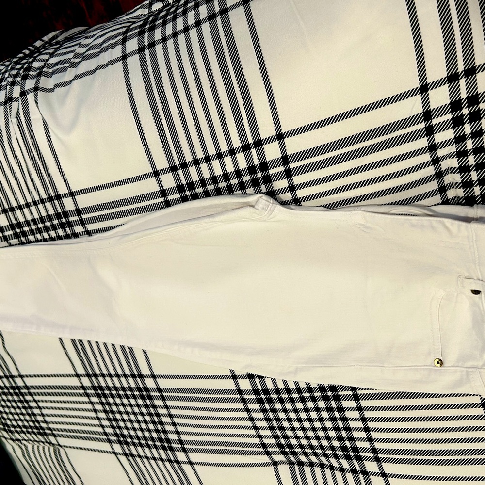 Pistola white jeans size 29.  Ankle length